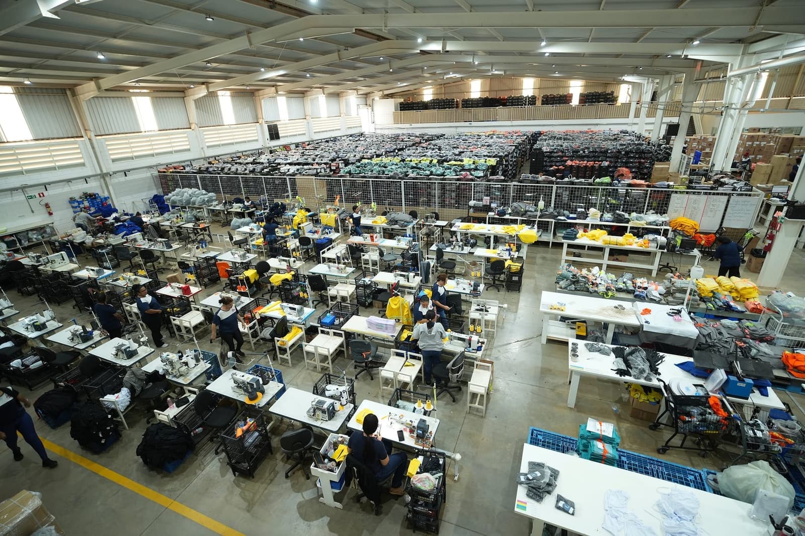 Linha de produção do parque fabril Fardas Uniformes — operação em escala